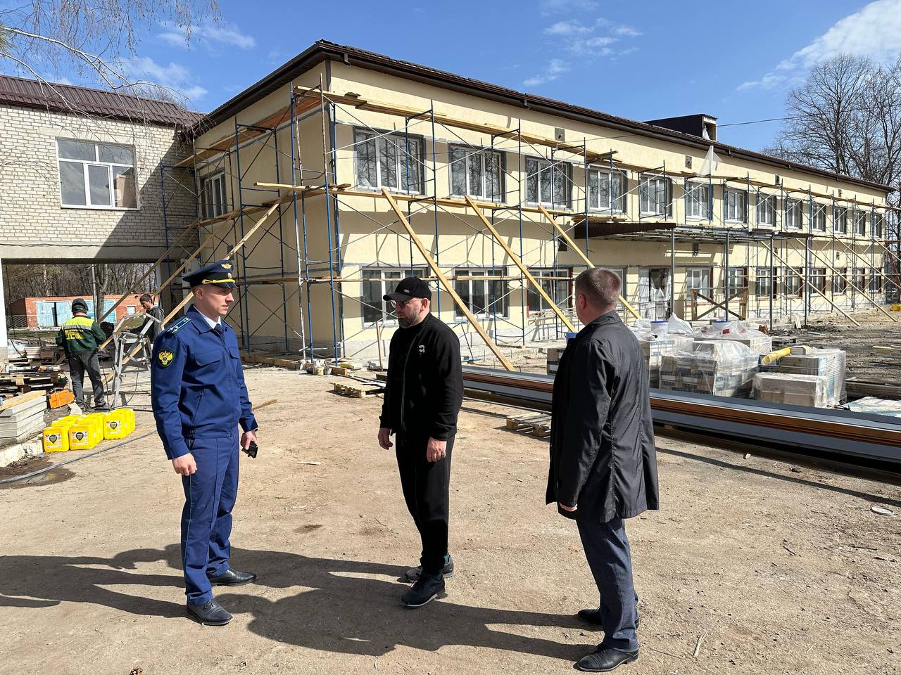 Прокурором Успенского района осуществлен выезд на строящиеся социально значимые объекты 